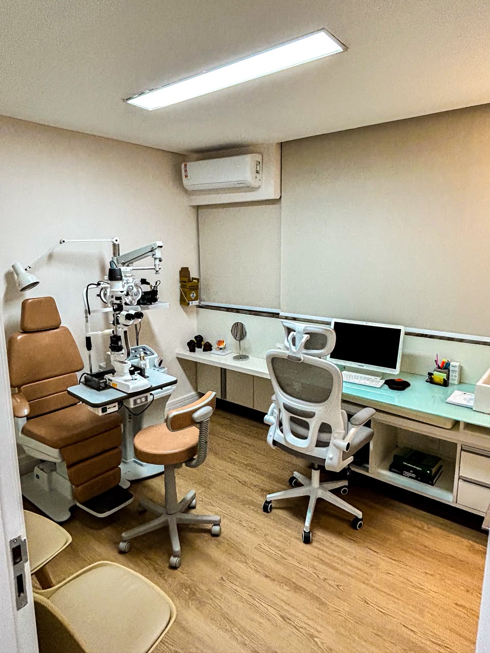 Consultório oftalmológico do CAV com equipamentos de exame