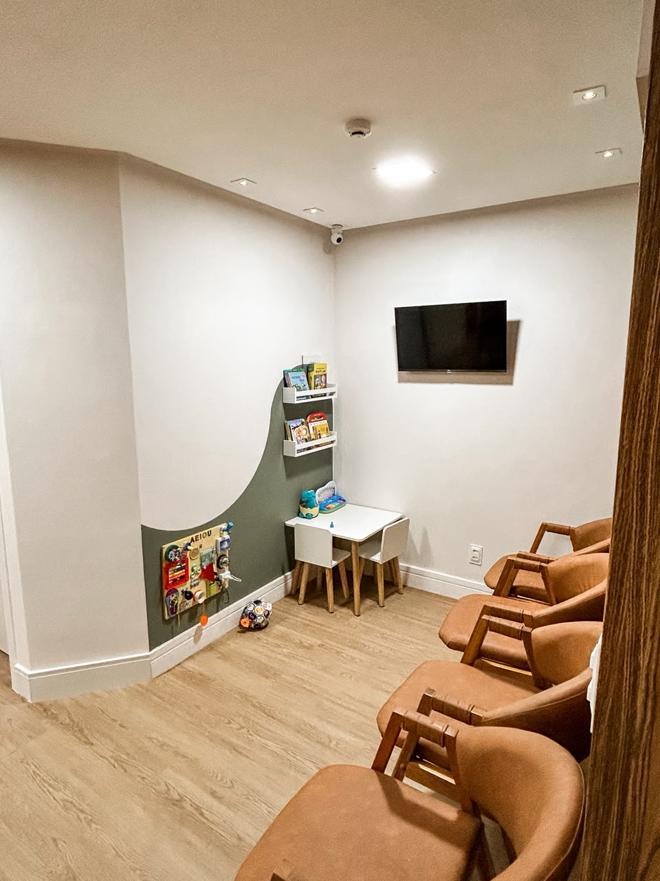 Espaço infantil na sala de espera do CAV com brinquedos e livros
