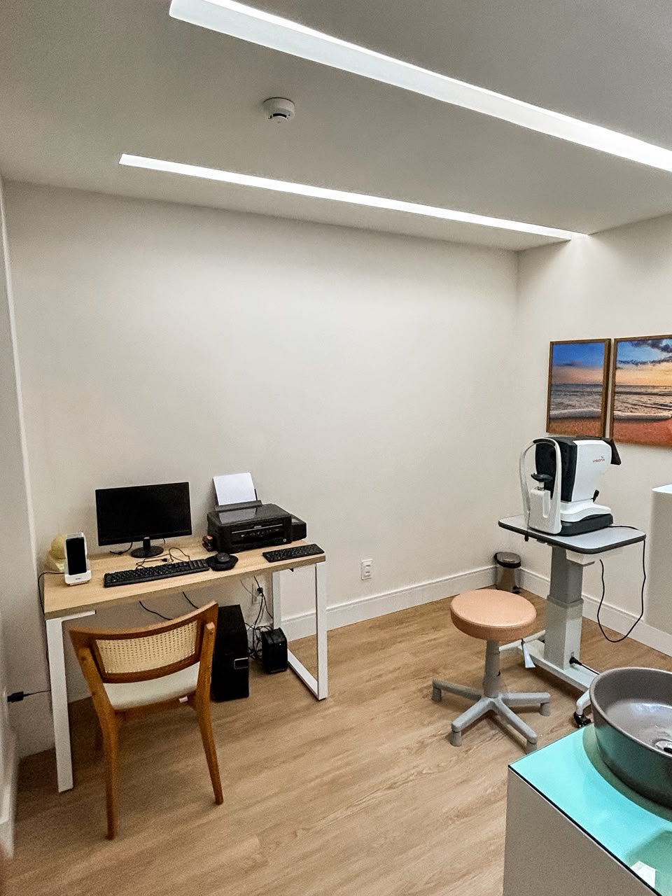 Sala de exames do CAV com equipamento de avaliação oftalmológica